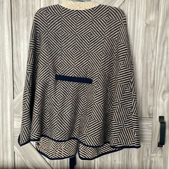 Moth cable knit cape - Picture 7 of 7